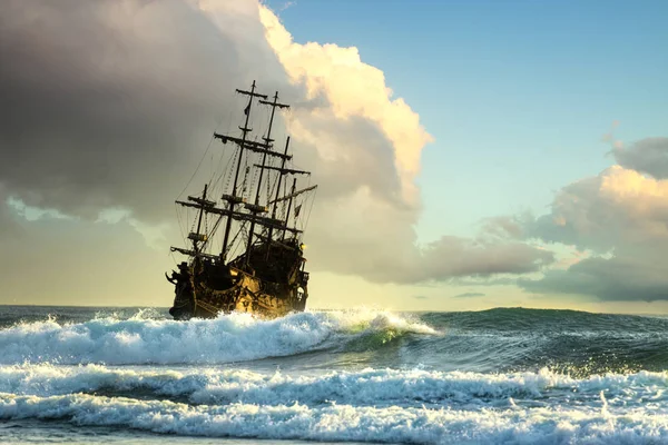 Stará loď silueta v západu slunce scenérie — Stock fotografie