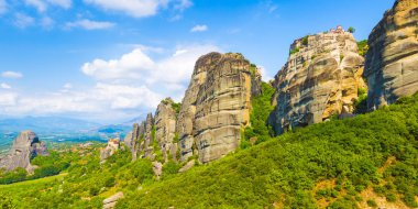 Dağ manzarası Meteora kayalar ve Manastırı
