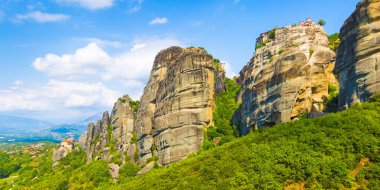 Dağ manzarası Meteora kayalar ve Manastırı