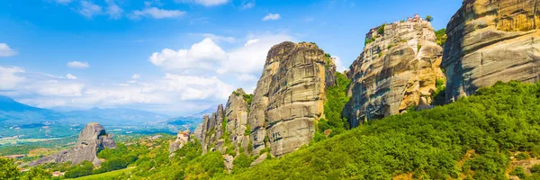 Paisaje de montaña con rocas de Meteora y monasterio —  Fotos de Stock