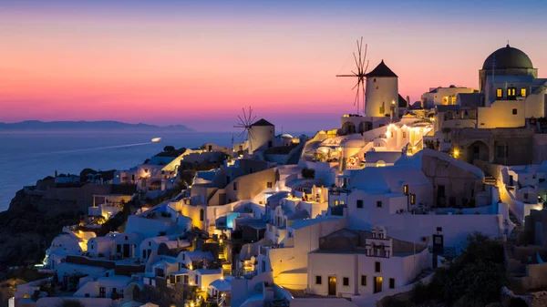 Vista de Oia a aldeia mais bonita da ilha de Santorini . — Fotografia de Stock