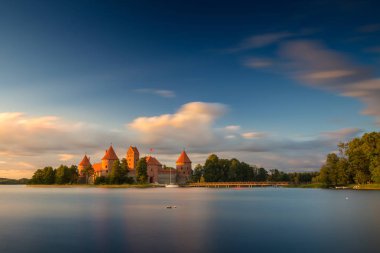Günbatımı zamanı eski kale. Trakai, Litvanya