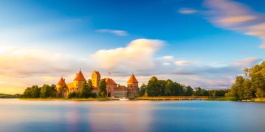 Günbatımı zamanı eski kale. Trakai, Litvanya