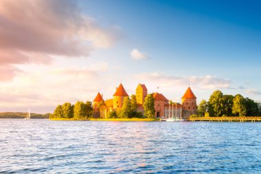 Günbatımı zamanı eski kale. Trakai, Litvanya, Doğu Avrupa