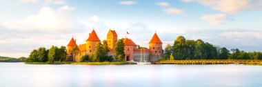 Günbatımı zamanı eski kale. Trakai, Litvanya, Doğu Avrupa
