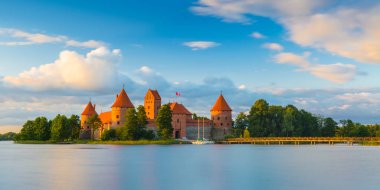 Günbatımı zamanı eski kale. Trakai, Litvanya, Doğu Avrupa