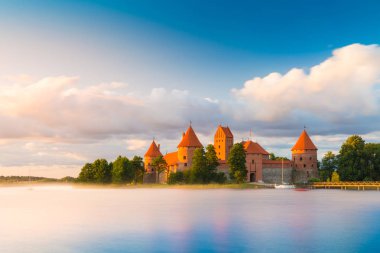 Günbatımı zamanı eski kale. Trakai, Litvanya