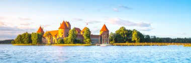 Günbatımı zamanı eski kale. Trakai, Litvanya, Doğu Avrupa