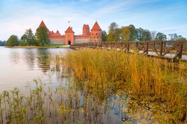 Günbatımı zamanı eski kale. Trakai, Litvanya, Doğu Avrupa