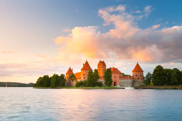 Günbatımı zamanı eski kale. Trakai, Litvanya — Stok fotoğraf