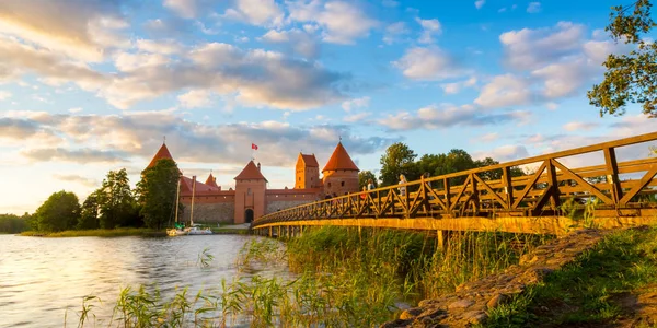 Napnyugta időpontja a régi vár. Trakai, Litvánia — Stock Fotó