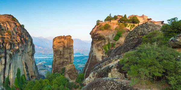 Paisaje de montaña con rocas de Meteora y monasterio —  Fotos de Stock