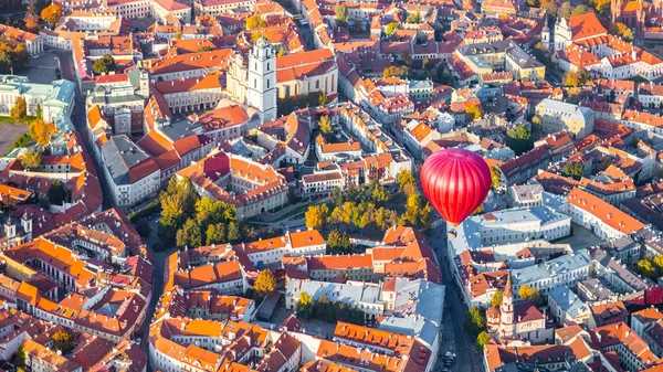 Globo de aire caliente volando sobre Vilnius —  Fotos de Stock