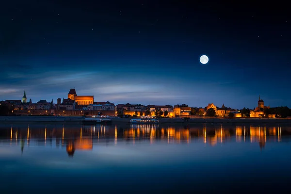 Città vecchia riflessa nel fiume al tramonto. Torun — Foto Stock