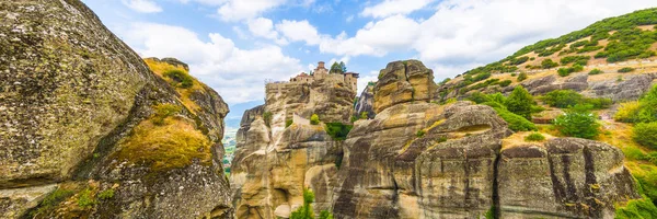 Berglandschap met Meteora rotsen en klooster — Stockfoto