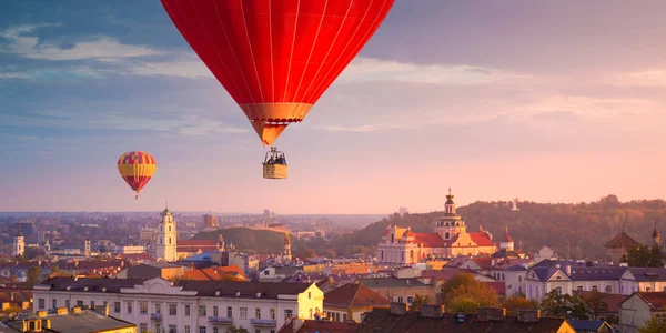 Αερόστατα θερμού αέρα πετώντας πάνω από το Βίλνιους — Φωτογραφία Αρχείου