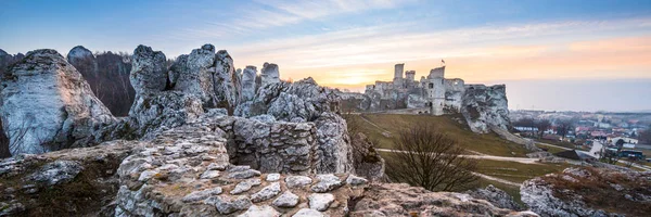 Ogrodzieniec rovine di un castello medievale. Regione di Czestochowa — Foto Stock