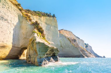 Logas Beach ve Peroulades inanılmaz kayalık uçurum. Corfu. Yunanistan