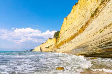 Logas Beach ve Peroulades inanılmaz kayalık uçurum. Corfu. Yunanistan