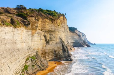 Logas Beach ve Peroulades inanılmaz kayalık uçurum. Corfu. Yunanistan