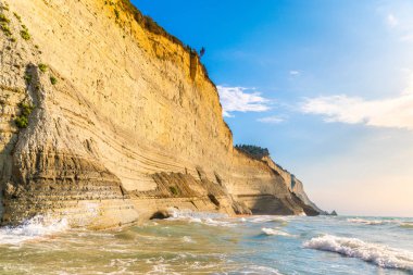 Logas Beach ve Peroulades inanılmaz kayalık uçurum. Corfu. Yunanistan