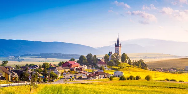 Bellissimo paesaggio di valle in Slovacchia montagne, piccole case nel villaggio, scena rurale. Spissky Stvrtok, Slovacchia — Foto Stock