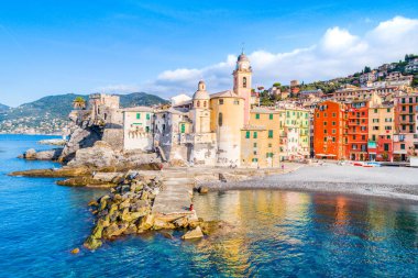 Doğal Akdeniz riviera sahil. Panoramik Camogli şehir Liguria, İtalya. Bazilika Santa Maria Assunta ve renkli saraylar. Liguria, İtalya