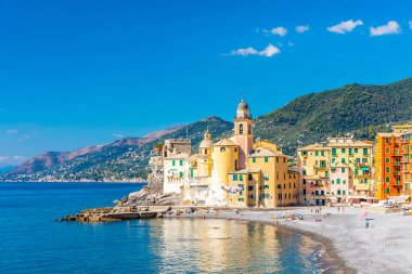 Doğal Akdeniz riviera sahil. Panoramik Camogli şehir Liguria, İtalya. Bazilika Santa Maria Assunta ve renkli saraylar. Liguria, İtalya