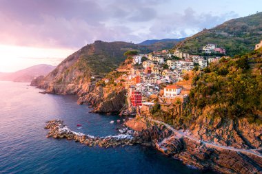 Cinque Terre Riomaggiore, İtalya - geleneksel balıkçı köyü, La Spezia, İtalya Liguria Sahili yerleştirmek. Riomaggiore beş Cinque Terre seyahat konumlar biridir.