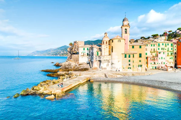 Malerische Mittelmeerküste. panoramablick auf camogli stadt in ligurien, italien. Basilika Santa Maria Assunta und bunte Paläste. Ligurien, Italien — Stockfoto