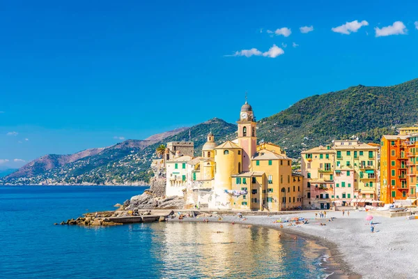 Malowniczej Riwierze śródziemnomorskiego wybrzeża. Panoramę miasta Camogli w prowincji Liguria, Włochy. Bazylika Santa Maria Assunta i kolorowe pałaców. Liguria, Włochy — Zdjęcie stockowe