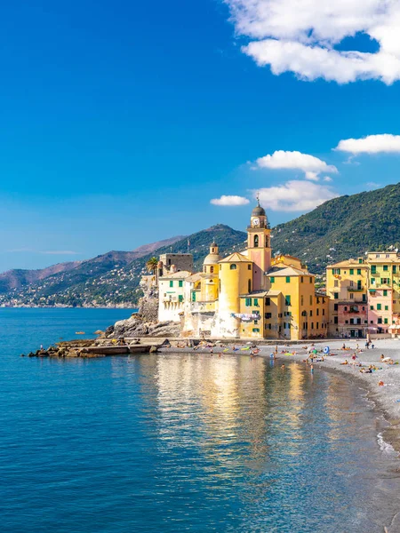 Malerische Mittelmeerküste. panoramablick auf camogli stadt in ligurien, italien. Basilika Santa Maria Assunta und bunte Paläste. Ligurien, Italien — Stockfoto