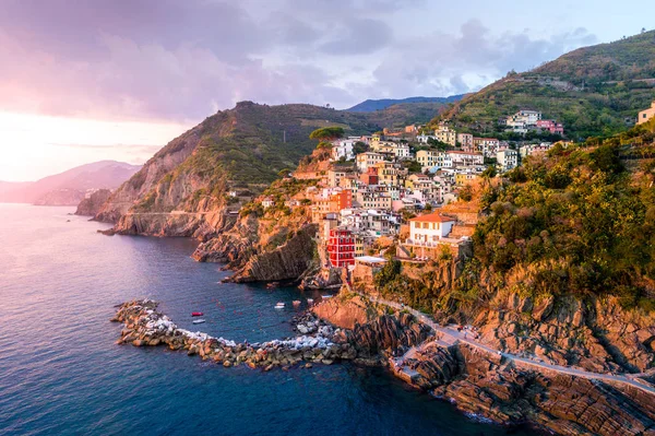 Riomaggiore Cinque Terre, Włochy - tradycyjnej, rybackiej miejscowości La Spezia, umiejscowienia w wybrzeża Ligurii z Włoch. Riomaggiore to jeden z pięciu atrakcji Cinque Terre w podróży. — Zdjęcie stockowe