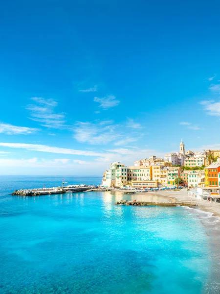 Bogliasco manzarası. Bogliasco, İtalya, Cenova, Ligurya 'da antik bir balıkçı köyüdür. Akdeniz, kumlu plaj ve Bogliasco şehrinin mimarisi.