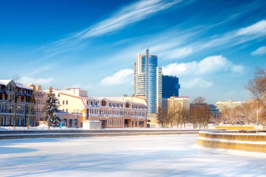 Svislach Nehri ve Zybitskaya sokak görünümünü. Minsk, Beyaz Rusya