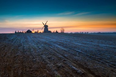 Dudutki Köyü, Minsk Region, Beyaz Rusya yakınındaki sonbahar gündoğumu buzlu