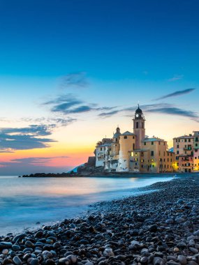 Doğal Akdeniz riviera sahil. Panoramik Camogli şehir Liguria, İtalya. Bazilika Santa Maria Assunta ve renkli saraylar. Liguria, İtalya