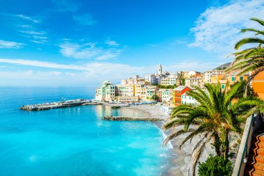 Bogliasco manzarası. Bogliasco, İtalya, Cenova, Ligurya 'da antik bir balıkçı köyüdür. Akdeniz, kumlu plaj ve Bogliasco şehrinin mimarisi.