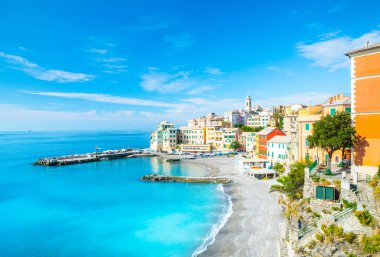 Bogliasco manzarası. Bogliasco, İtalya, Cenova, Ligurya 'da antik bir balıkçı köyüdür. Akdeniz, kumlu plaj ve Bogliasco şehrinin mimarisi.