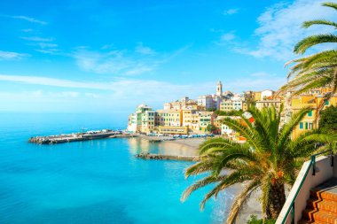 Bogliasco manzarası. Bogliasco, İtalya, Cenova, Ligurya 'da antik bir balıkçı köyüdür. Akdeniz, kumlu plaj ve Bogliasco şehrinin mimarisi.