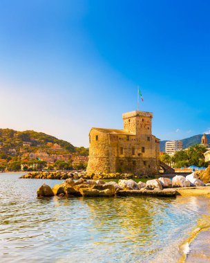 Antik eski kale yaz denizde üzerinde. Rapallo, İtalya