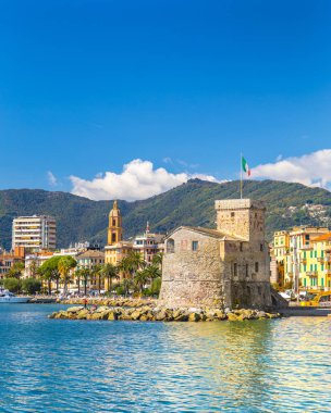 Antik eski kale yaz denizde üzerinde. Rapallo, İtalya