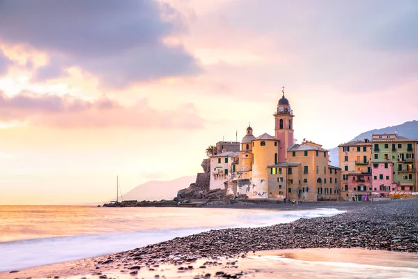 Malowniczej Riwierze śródziemnomorskiego wybrzeża. Panoramę miasta Camogli w prowincji Liguria, Włochy. Bazylika Santa Maria Assunta i kolorowe pałaców. Liguria, Włochy — Zdjęcie stockowe