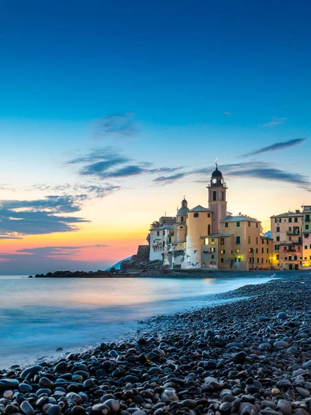 Costa da riviera mediterrânica cénica. Vista panorâmica da cidade de Camogli na Ligúria, Itália. Basílica de Santa Maria Assunta e palácios coloridos. Ligúria, Itália — Fotografia de Stock