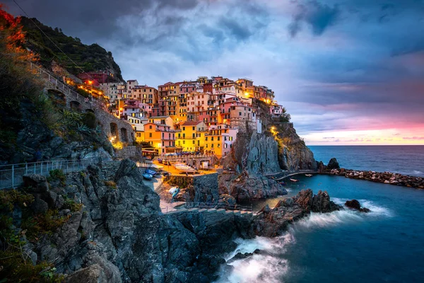 Manarola Köyü, Cinque Terre Sahili İtalya. Manarola'La Spezia, Liguria, İtalya ve bir beş Cinque terre seyahat konumlar, günbatımı renkleri Kuzey eyaletinde güzel bir küçük kasaba — Stok fotoğraf