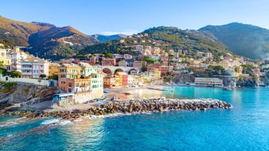 Bogliasco manzarası. Bogliasco, İtalya, Cenova, Ligurya 'da antik bir balıkçı köyüdür. Akdeniz, kumlu plaj ve Bogliasco şehrinin mimarisi.