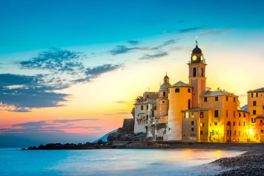 Doğal Akdeniz riviera sahil. Panoramik Camogli şehir Liguria, İtalya. Bazilika Santa Maria Assunta ve renkli saraylar. İtalya