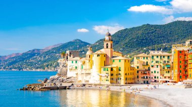 Doğal Akdeniz riviera sahil. Panoramik Camogli şehir Liguria, İtalya. Bazilika Santa Maria Assunta ve renkli saraylar. Liguria, İtalya