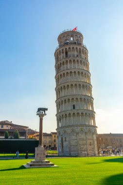 Pisa, İtalya 'da güneşli bir günde Eğik Kule