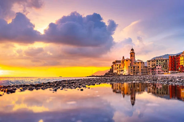 Middelhavskysten av riviera. Panoramautsikt over byen Camogli i Liguria, Italia. Basilikaen i Santa Maria Assunta og fargerike palasser. Liguria, Italia – stockfoto